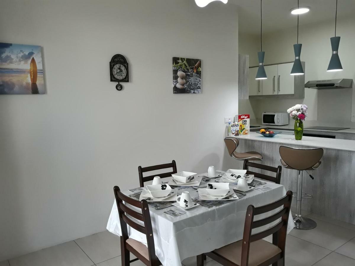 2 Bedroom Flat 15 Mins Walk From Flic En Flac Beach Esterno foto