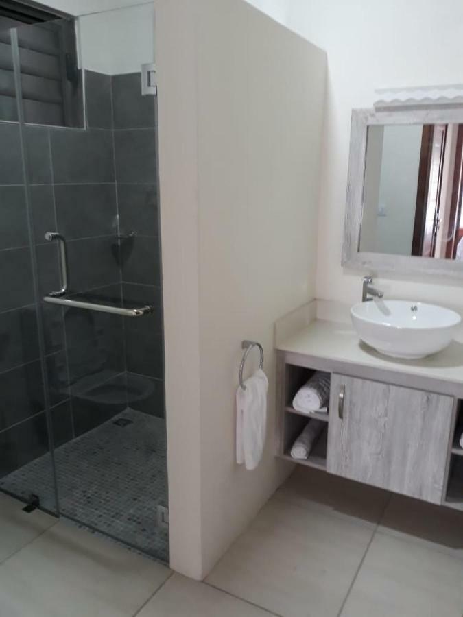 2 Bedroom Flat 15 Mins Walk From Flic En Flac Beach Esterno foto